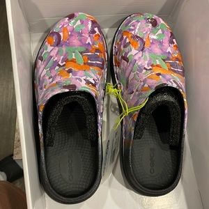 Oofos oocloog light purple watercolor